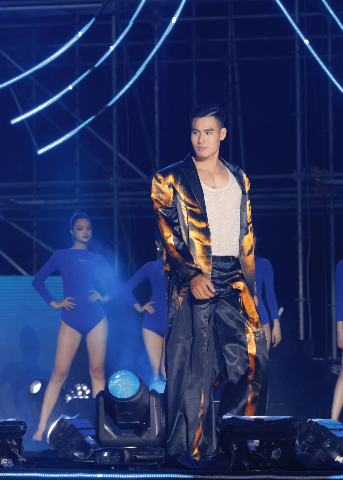 Giải mã sức hút lạ kỳ của chàng trai chân đất xem Danh Chiếu Linh là ai