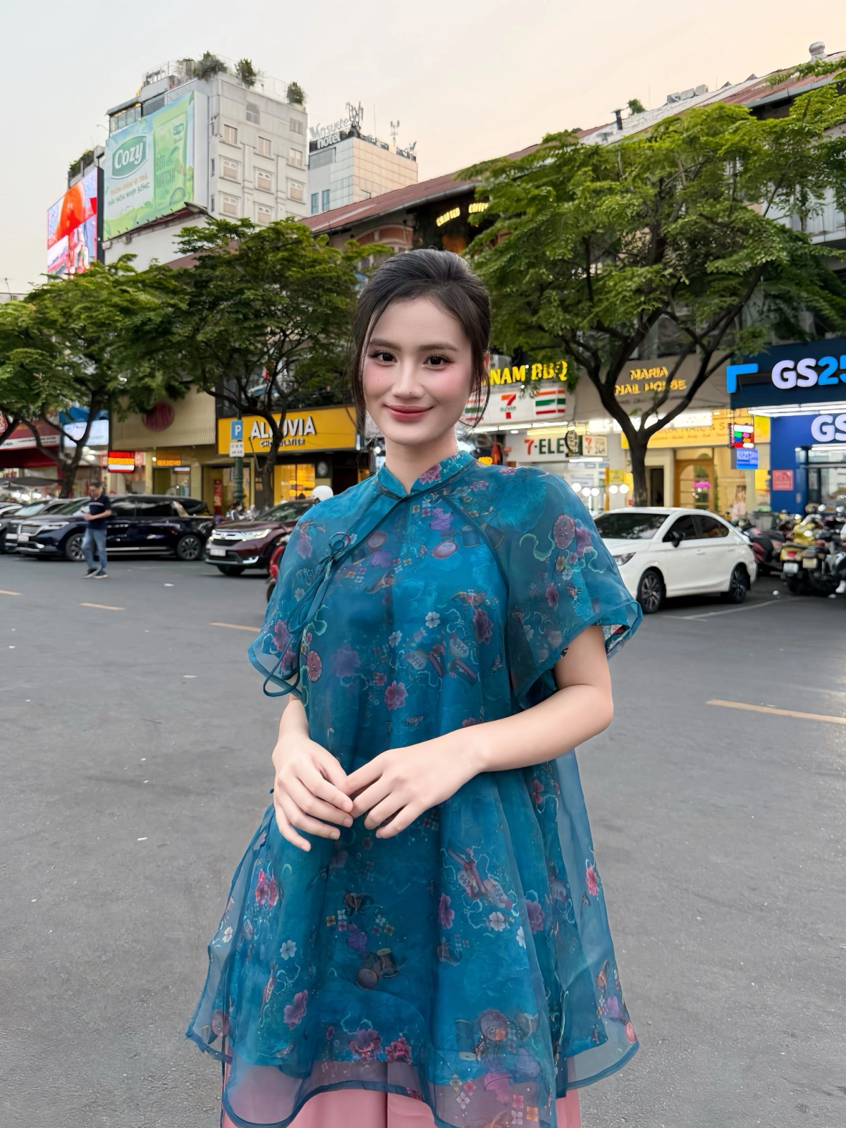 Ngưỡng mộ đôi chân dài cực phẩm với Huỳnh Trần Ý Nhi chiều cao 1m75 ấn tượng