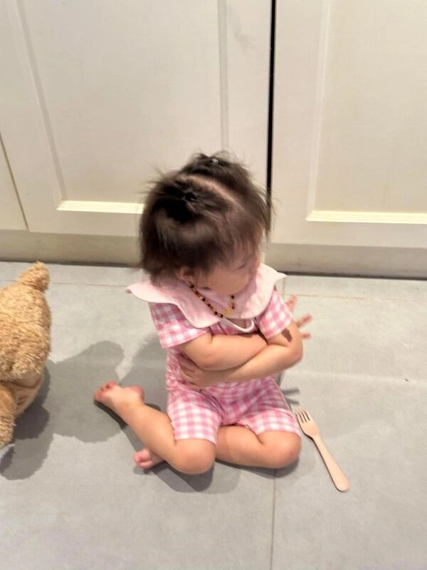 Đốn tim fan với biểu cảm chu mỏ trong meme Pam chu chu