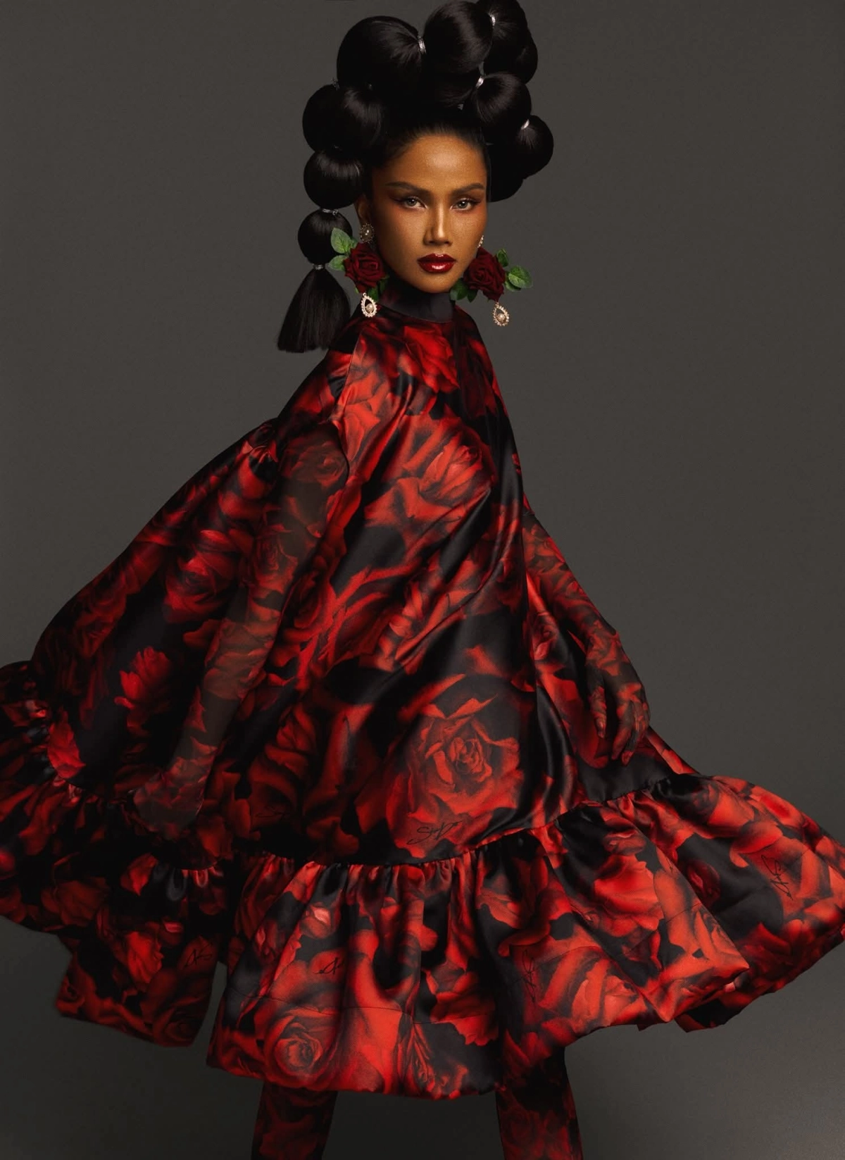 Những khoảnh khắc ấm áp và xúc động bên gia đình của H'Hen Niê